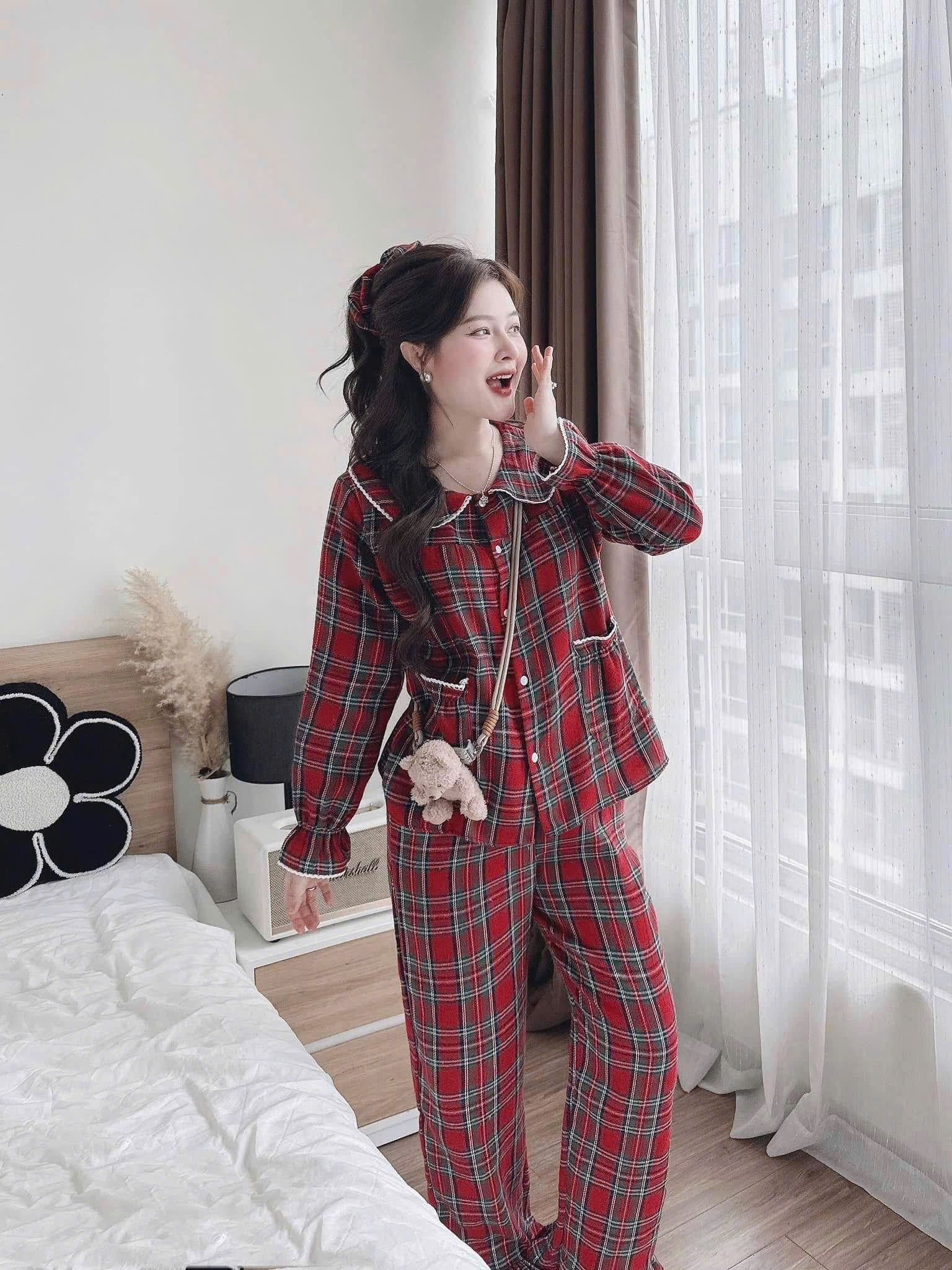 Bộ pijama dài kẻ caro đỏ cổ bèo tay dài